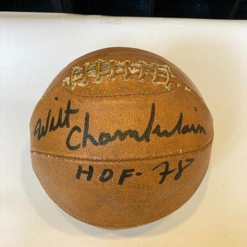 Уилт Чембърлейн е Включен в Залата на славата на Баскетбола НБА 1978 г., с автограф от 1960-те години JSA GEM