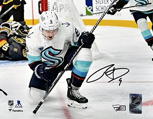 Райън Донато Подписа 8x10 Снимка на Феновете на Встъпването в длъжност на Сиатъл Кракен НХЛ в НХЛ - Снимки с